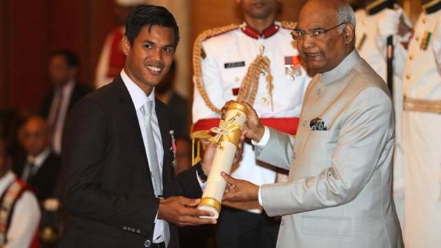 Indian President Ram Nath Kovind (R) confers the Padma Shri award to Somdev Kishore Devvarman.(AFP)