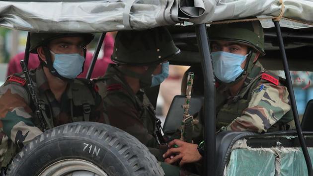 Army personnel in Jaipur wearing face masks as a precaution against Covid -19 infection seen in the procession carrying the body of Colonel Ashutosh Sharma who was killed in an encounter with militants in Jammu and Kashmir’s Handwara.(Himanshu Vyas/HT Photo) Army personnel in Jaipur wearing face masks as a precaution against Covid -19 infection seen in the procession carrying the body of Colonel Ashutosh Sharma who was killed in an encounter with militants in Jammu and Kashmir’s Handwara.(Himanshu Vyas/HT Photo)