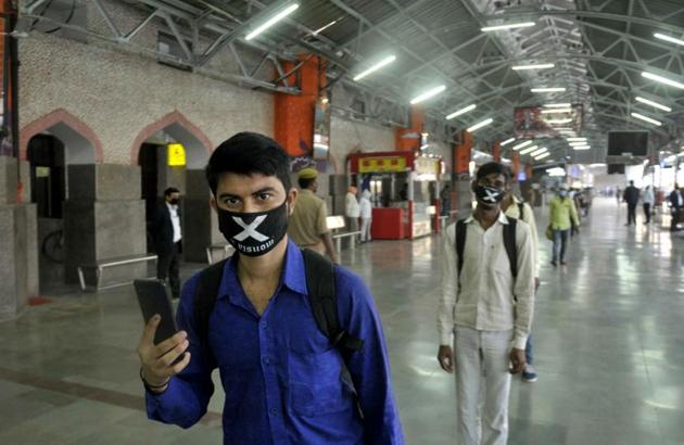 On Sunday, the first migrant special train, having 815 migrant labourers, had reached Charbagh Railway Station, Lucknow. (Deepak Gupta/HT Photo) On Sunday, the first migrant special train, having 815 migrant labourers, had reached Charbagh Railway Station, Lucknow. (Deepak Gupta/HT Photo)