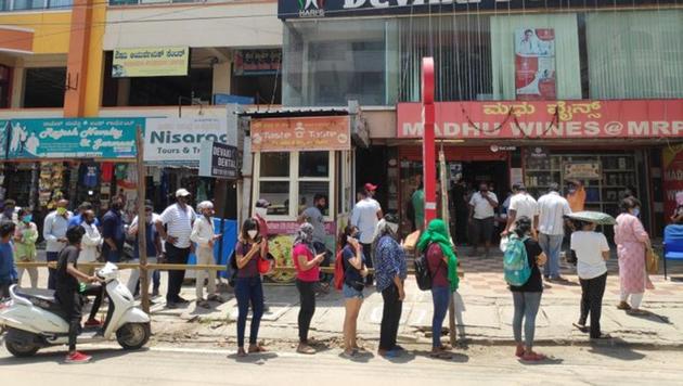 Separate line for women in front of liquor stores in Bengaluru (Photo: Twitter/Hereprak) Separate line for women in front of liquor stores in Bengaluru (Photo: Twitter/Hereprak)
