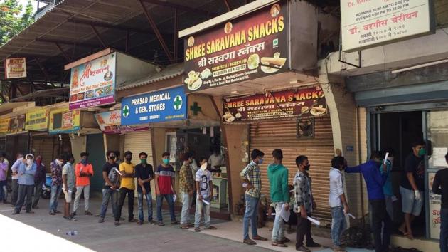 Mumbai on Tuesday revoked the permission to open liquor shops fearing crowding. (HT Photo/Bachchan Kumar) Mumbai on Tuesday revoked the permission to open liquor shops fearing crowding. (HT Photo/Bachchan Kumar)