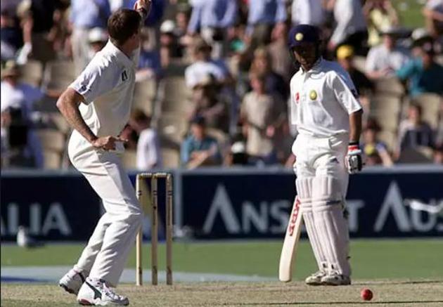 5)Sachin vs McGrath: During the Adelaide Test in 1999, the Australians, especially Glenn McGrath had planned to dry out Sachin Tendulkar’s runs by bowling outside the off stump and make him play away from his body. Sachin revealed that he had told McGrath to go and keep bowling like that for the entire day as he wasn’t going to play a flashy shot. The little master returned the next day to take boundaries easily. 