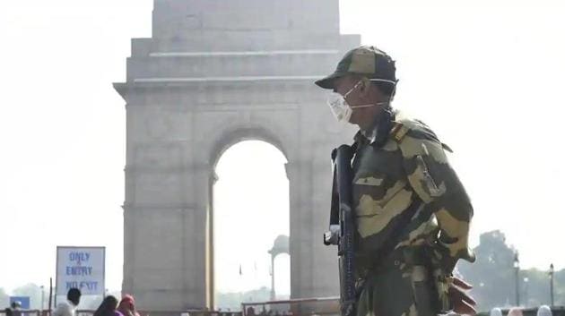 A BSF personnel is seen wearing protective face masks amid rising coronavirus concerns at India Gate in New Delhi. (Arvind Yadav/HT hoto) A BSF personnel is seen wearing protective face masks amid rising coronavirus concerns at India Gate in New Delhi. (Arvind Yadav/HT hoto)