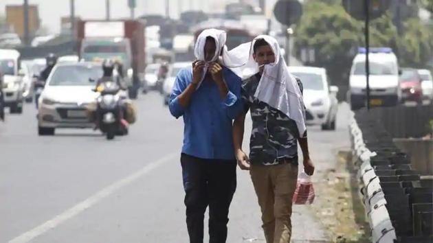 People cover themselves to beat the heat on a summer day in Gurugram.(Yogendra Kumar/HT File Photo) People cover themselves to beat the heat on a summer day in Gurugram.(Yogendra Kumar/HT File Photo)