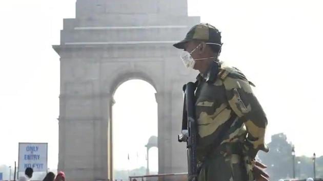A BSF personnel is seen wearing protective face masks amid rising coronavirus concerns at India Gate in New Delhi. (Arvind Yadav/HT hoto) A BSF personnel is seen wearing protective face masks amid rising coronavirus concerns at India Gate in New Delhi. (Arvind Yadav/HT hoto)
