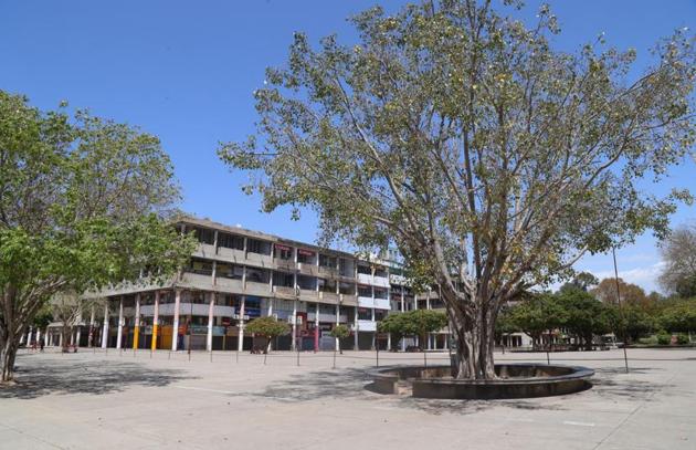 The Chandigarh municipal corporation planning to shift the Sector 26 mandi to the inter-state bus terminal in Sector 17 to seal the adjoining containment zones in Sector 26. (Sanjeev Sharma/HT)