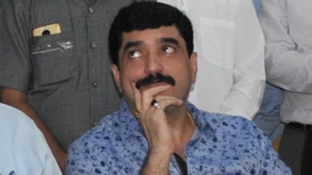Mohol said that he requested Pawar to keep the time window for shops from 10 am to 2 pm instead of 10 am to 7 pm (HT/PHOTO)