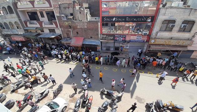 A long queue of people flouting social distance outside a government liquor shop after relaxations allowing their opening, in Chander Nagar, New Delhi.(Sonu Mehta/HT PHOTO) A long queue of people flouting social distance outside a government liquor shop after relaxations allowing their opening, in Chander Nagar, New Delhi.(Sonu Mehta/HT PHOTO)