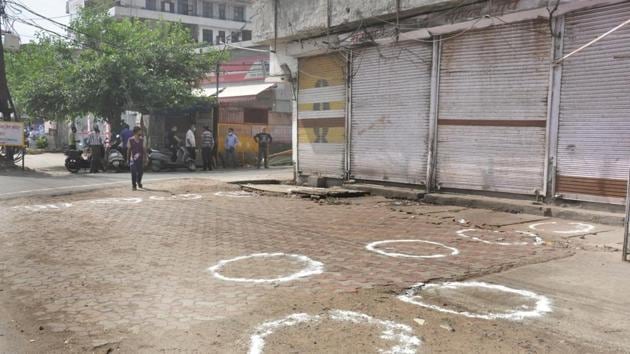 Circles marked for proper adherence of social distancing outside shuttered liquor shops during lockdown at New Bus adda in Ghaziabad on Monday.(Sakib Ali/HT Photo)