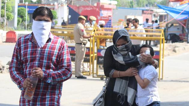 People at the Dundahera-Kapashera border, near Udyog Vihar, during lockdown in the wake of coronavirus, in Gurugram.(Yogendra Kumar/HT FILE PHOTO)