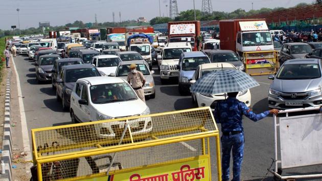 Heavy traffic at Delhi-Gurugram border during lockdown at NH-48 near Ambience Mall, in Gurugram. (Rahul Grover/HT Photo) Heavy traffic at Delhi-Gurugram border during lockdown at NH-48 near Ambience Mall, in Gurugram. (Rahul Grover/HT Photo)