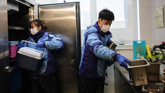 Staff preparing food to feed the penguins in the Ocean Park in Hong Kong. A typical day for the crews starts with cleaning and disinfection before firing up the snow machines that help recreate the Antarctic conditions in warm and humid Hong Kong. (Anthony Wallace / AFP) 