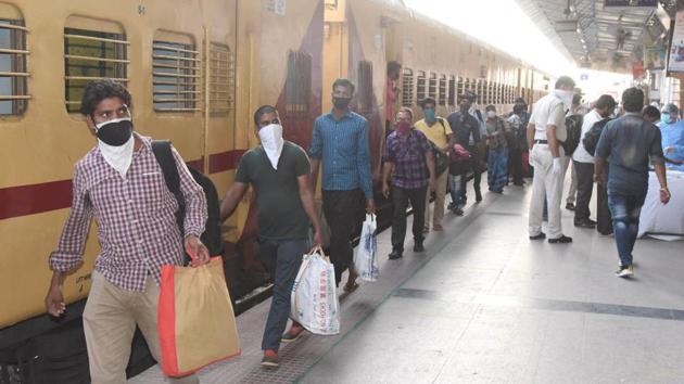 Migrants who arrived on a Shramik Special train from Kerala to Danapur station leave to board buses taking them onwards in Patna, Bihar.(Santosh Kumar/HT Photo) Migrants who arrived on a Shramik Special train from Kerala to Danapur station leave to board buses taking them onwards in Patna, Bihar.(Santosh Kumar/HT Photo)