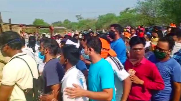 Social distancing norms being flouted as people in large numbers queue outside a liquor shop in Rajnandgaon, Chhattisgarh, Monday, May 5, 2020. (ANI) Social distancing norms being flouted as people in large numbers queue outside a liquor shop in Rajnandgaon, Chhattisgarh, Monday, May 5, 2020. (ANI)