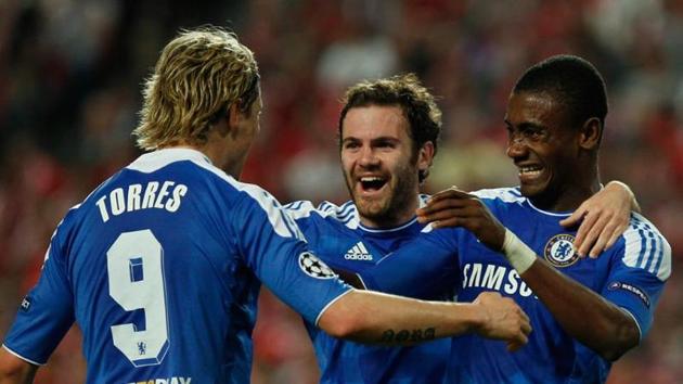 Chelsea's Salomon Kalou (R) celebrates with teammates Fernando Torres (L) and Juan Mata after scoring the opening goal during their Champions League first leg quarterfinal soccer match against Benfica in Lisbon.(A)