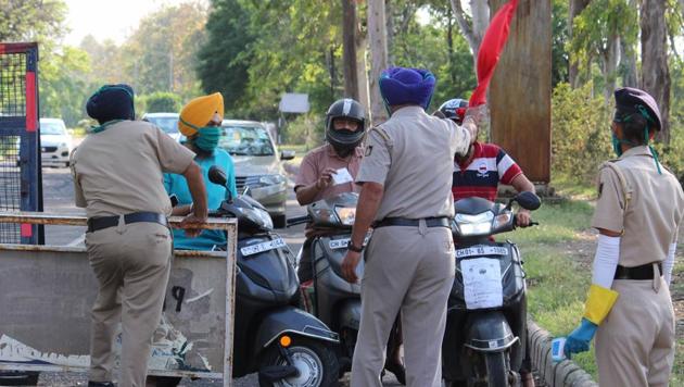 As per Mohali DC orders, health workers will screen every person round-the-clock at notified entry points for entering the state. (Gurminder Singh/HT) As per Mohali DC orders, health workers will screen every person round-the-clock at notified entry points for entering the state. (Gurminder Singh/HT)
