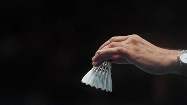A match official places a new shuttlecock on a racket(Getty Images)