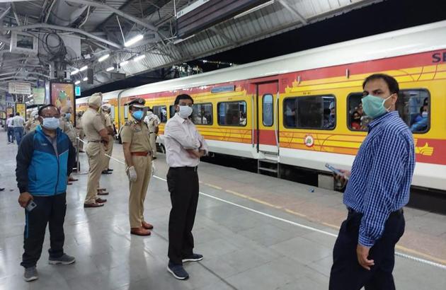 Senior police and administration officials at the departure of the Shramik Special train at the Ludhiana railway station on Tuesday night. (HT Photo) Senior police and administration officials at the departure of the Shramik Special train at the Ludhiana railway station on Tuesday night. (HT Photo)