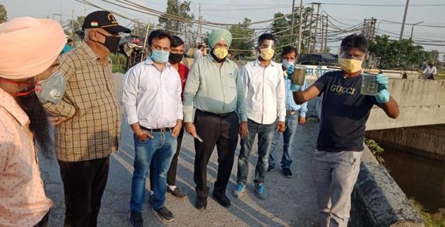 Mayor Balkar Singh Sandhu inspecting the trial being done by MC officials at Jamalpur sewage treatment plant in Ludhiana on Tuesday. (HT Photo) Mayor Balkar Singh Sandhu inspecting the trial being done by MC officials at Jamalpur sewage treatment plant in Ludhiana on Tuesday. (HT Photo)