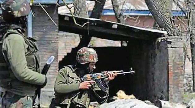 A top terrorist commander of Hizbul Mujahideen was trapped in a village in Jammu and Kashmir’s Pulwama as the security forces launched three operations in different areas of the district.(Waseem Andrabi/HT photo for representation)