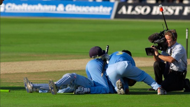 Indian players celebrate after winning the 2002 Natwest Trophy final.(Twitter)