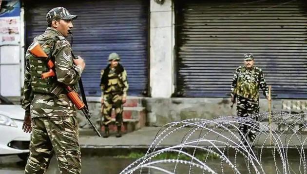 One of the search operations is currently being conducted in Beighpora Gulzapora, the native village of Hizbul’s operational chief Riyaz Naikoo, who is the senior most active commander in the valley.(Reuters file photo)