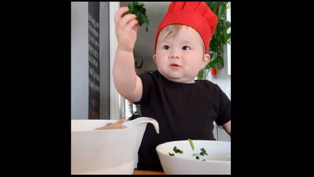 With over 2.7 lakh followers on Instagram, this one-year-old cooks with his mother in the cutest ways possible.(Instagram/@kobe_yn)