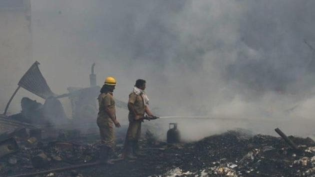 Firefighters douse fire at Tikri market.(HT Photo/Vipin Kumar)