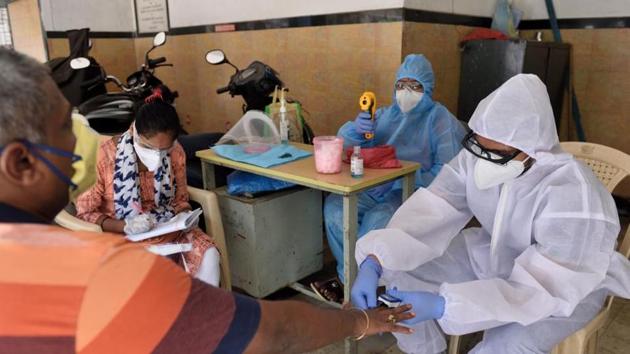 A medical screening taking place in Dharavi during the nationwide lockdown imposed in the wake of the coronavirus pandemic in Mumbai.(HT PHOTO.) A medical screening taking place in Dharavi during the nationwide lockdown imposed in the wake of the coronavirus pandemic in Mumbai.(HT PHOTO.)