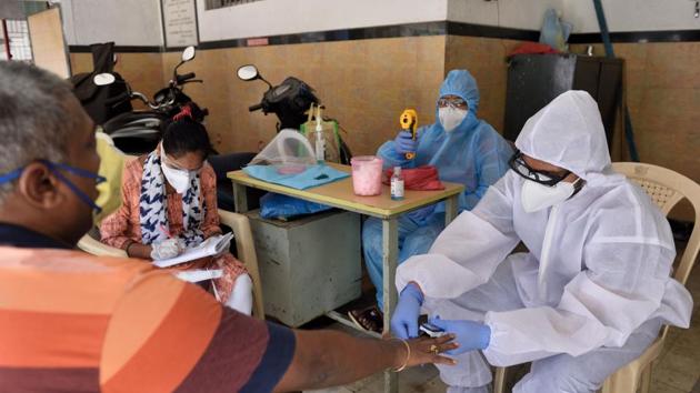 A medical screening at Dharavi during the nationwide lockdown imposed in the wake of the coronavirus pandemic in Mumbai. (Satish Bate/HT Photo) A medical screening at Dharavi during the nationwide lockdown imposed in the wake of the coronavirus pandemic in Mumbai. (Satish Bate/HT Photo)