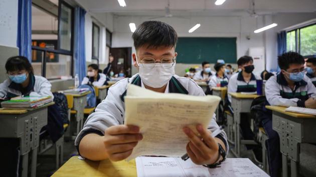 High school senior students study in a classroom. Only the province’s oldest students were present on Wednesday -- vocational students and seniors who are due to take the make-or-break university entrance exams. (AFP) High school senior students study in a classroom. Only the province’s oldest students were present on Wednesday -- vocational students and seniors who are due to take the make-or-break university entrance exams. (AFP)