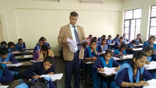 Chairman, Bihar School Examination Board, Anand Kishore is inspecting examinee students at examination centre in Patna(HT File)