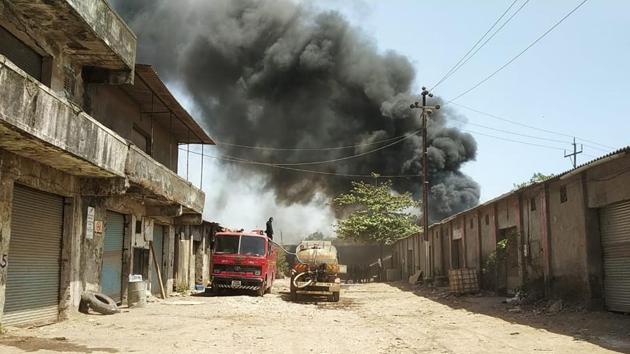 Four fire tenders from Bhiwandi, Kalyan and Thane took more than three hours to douse the blaze. (HT Photo) Four fire tenders from Bhiwandi, Kalyan and Thane took more than three hours to douse the blaze. (HT Photo)