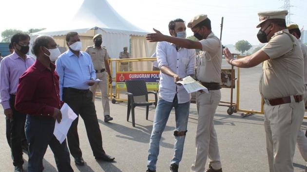 Haryana Police personnel screen commuters for identity cards and permits at the Delhi-Gurugram Border near Ambience Mall, during lockdown in the wake of coronavirus at Sirhaul toll plaza in Gurugram. (Yogendra Kumar/HT PHOTO) Haryana Police personnel screen commuters for identity cards and permits at the Delhi-Gurugram Border near Ambience Mall, during lockdown in the wake of coronavirus at Sirhaul toll plaza in Gurugram. (Yogendra Kumar/HT PHOTO)
