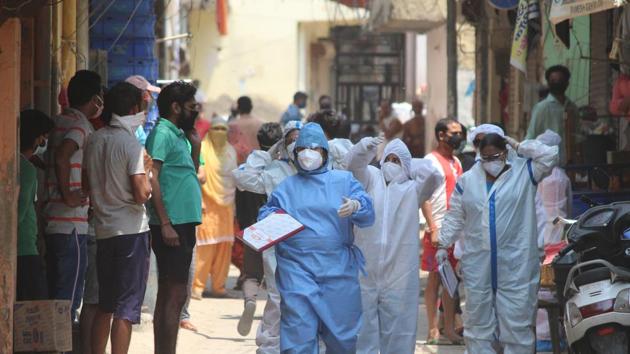 Kolkata is among other metros, such as national capital Delhi and Mumbai, which is part of the 130 districts that have been earmarked as Covid-19 red zones, where lockdown 3:0 was enforced from Monday. (Yogendra Kumar/HT PHOTO) Kolkata is among other metros, such as national capital Delhi and Mumbai, which is part of the 130 districts that have been earmarked as Covid-19 red zones, where lockdown 3:0 was enforced from Monday. (Yogendra Kumar/HT PHOTO)