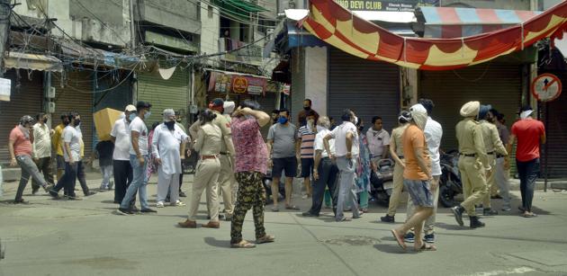 Police dispersing curfew violators gathered at Meena Bazaar in Ludhiana on Wednesday. (Gurpreet Singh/HT)