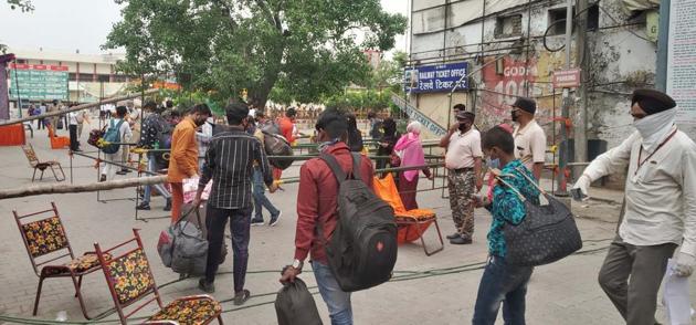 Passengers entering the Ludhiana railway station after being medically screened at the local inter-state bus terminus on Wednesday. (Gurpreet Singh/HT) Passengers entering the Ludhiana railway station after being medically screened at the local inter-state bus terminus on Wednesday. (Gurpreet Singh/HT)
