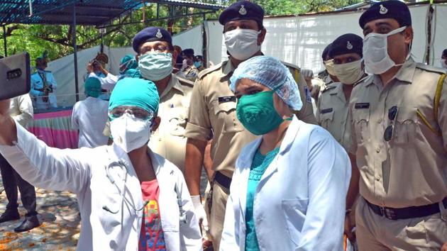 Medical staff take a selfie with police band contingents performs during a tribute to health workers and security personnel working during coronavirus pandemic. (ANI File Photo) Medical staff take a selfie with police band contingents performs during a tribute to health workers and security personnel working during coronavirus pandemic. (ANI File Photo)