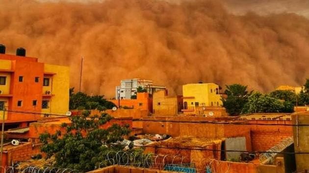 The image shows a wall of dust on the edge of the city. (Twitter/@franxstrax) The image shows a wall of dust on the edge of the city. (Twitter/@franxstrax)