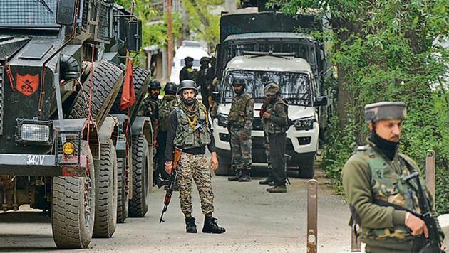 Security forces near the site of a gunfight in which Hizbul Mujahideen commander Riyaz Naikoo along with an associate were killed, in Beighpora area, Pulwama district, Jammu and Kashmir on Wednesday.(Waseem Andrabi/HT Photo)