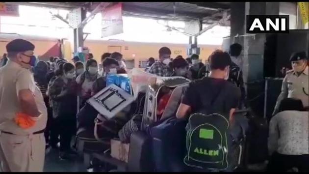 A policeman stares as crowd gathers at Muzaffarpur Railway Station. (ANI/Twitter) A policeman stares as crowd gathers at Muzaffarpur Railway Station. (ANI/Twitter)