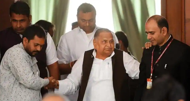 SP leader Mulayam Singh Yadav is assisted by others during the budget session in Parliament, in New Delhi, on March 6, 2020.(Mohd Zakir/HT file photo)