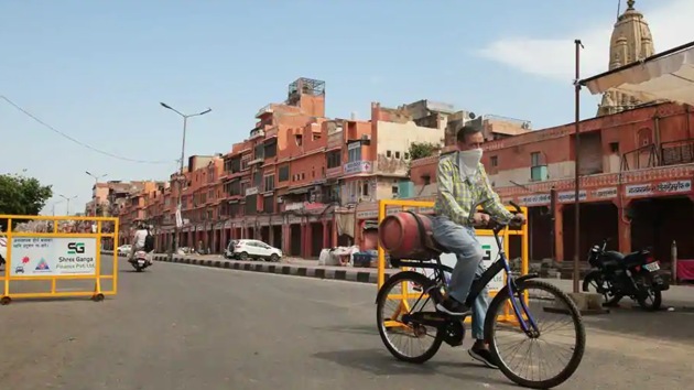 A resident carrying an LPG cylinder on a bicycle in Ramganj, Jaipur on Wednesday. (Himanshu Vyas/ HT photo) A resident carrying an LPG cylinder on a bicycle in Ramganj, Jaipur on Wednesday. (Himanshu Vyas/ HT photo)