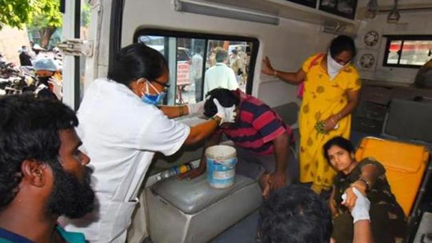 Affected people being taken to a hospital for treatment after a major chemical gas leakage at LG Polymers industry in RR Venkatapuram village, Visakhapatnam, Thursday, May 07, 2020.(PTI)
