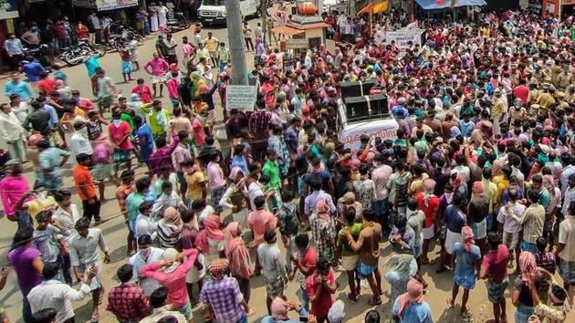 They demanded that they should be first paid the salary of April and then they be sent to their native states.(PTI file photo. Representative image) They demanded that they should be first paid the salary of April and then they be sent to their native states.(PTI file photo. Representative image)