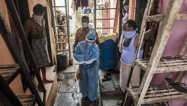 A medical screening organized for the residents of Naik Nagar slums in Dharavi during the nationwide lockdown in Mumbai.(Satyabrata Tripathy/HT Photo) A medical screening organized for the residents of Naik Nagar slums in Dharavi during the nationwide lockdown in Mumbai.(Satyabrata Tripathy/HT Photo)