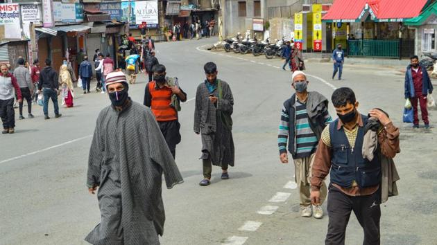 Kashimiri porters walk on a road during the complete lockdown imposed to contain the spread of coronavirus, in Shimla, Thursday, March 26, 2020.(PTI)