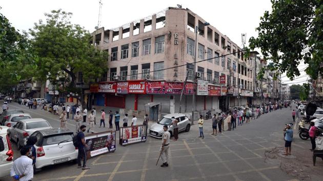 A long queue of people outside a liquor shop on Padam Singh Road in Karol Bagh after relaxations allowed their opening in New Delhi. (Ajay Aggarwal /HT PHOTO) A long queue of people outside a liquor shop on Padam Singh Road in Karol Bagh after relaxations allowed their opening in New Delhi. (Ajay Aggarwal /HT PHOTO)
