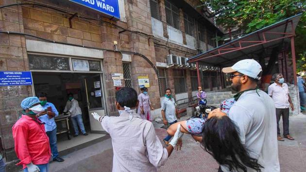 An unconscious woman affected by styrene vapour leak from a polymer plant, being carried to a hospital for treatment, in Visakhapatnam on May 7, 2020.(PTI)