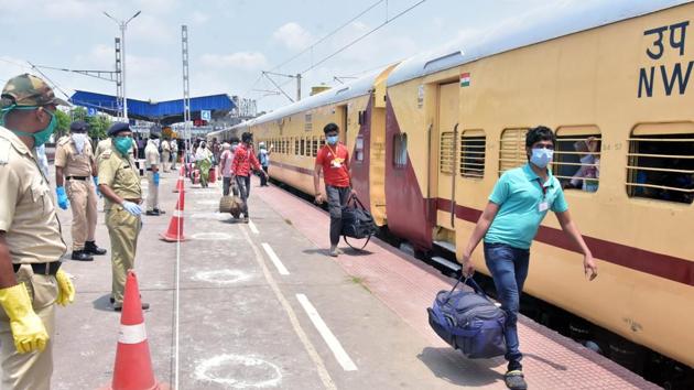 Migrants who were stranded in Ajmer arrive at Dankuni Junction railway station via special train, in Kolkata. (ANI) Migrants who were stranded in Ajmer arrive at Dankuni Junction railway station via special train, in Kolkata. (ANI)